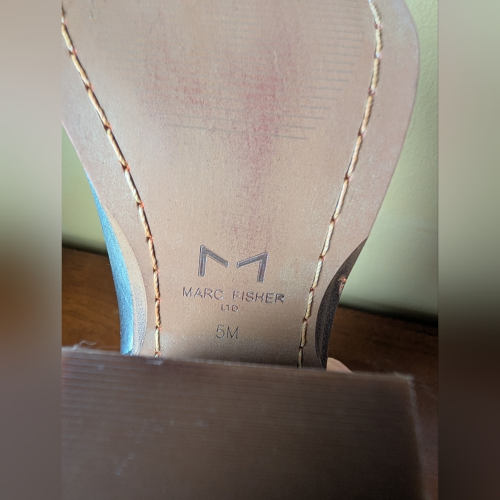 Marc Fisher Gona Women's Bootie in Metallic Silver Like New Sz 5M - Picture 8 of 8